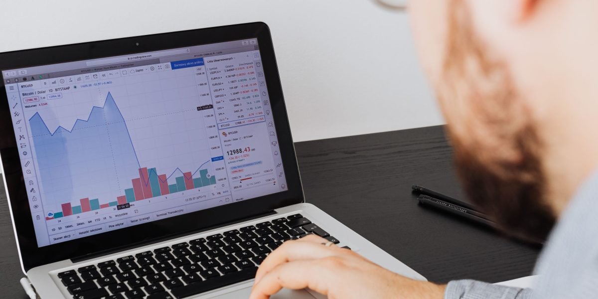 A compliance expert analyzing data on a digital dashboard, showcasing the use of AI tools for real-time regulatory monitoring.