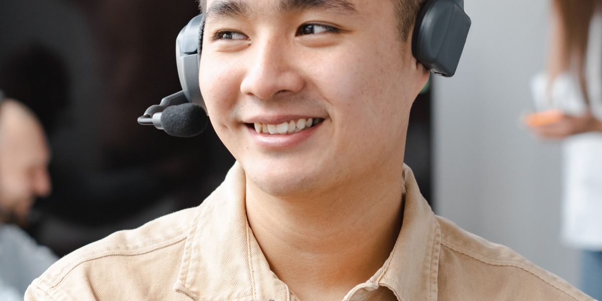 A person receiving assistance from a virtual assistant, illustrating how LLM AI enhances customer service efficiency.