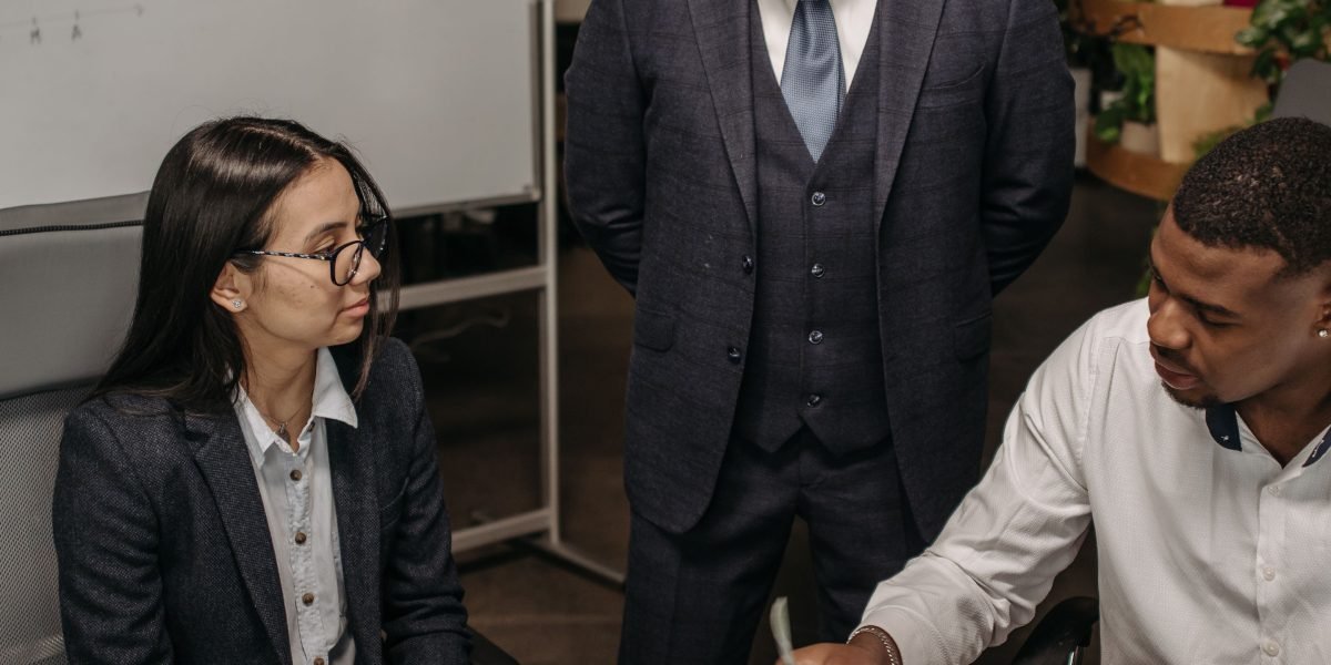 Business professionals collaborate, reflecting the global focus and concentration of AI investment hubs.